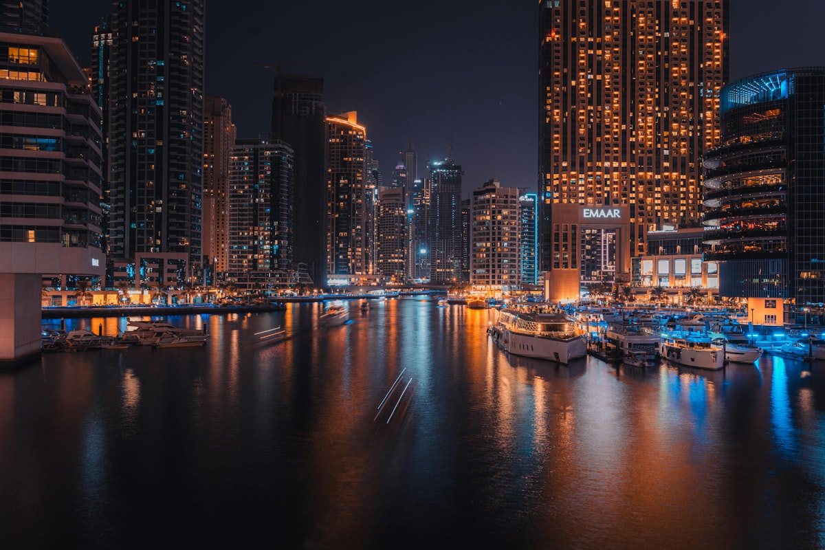 مرسى دبي ليلًا — حيّ سوقٍ كامل مضيء وجاهز للتشغيل